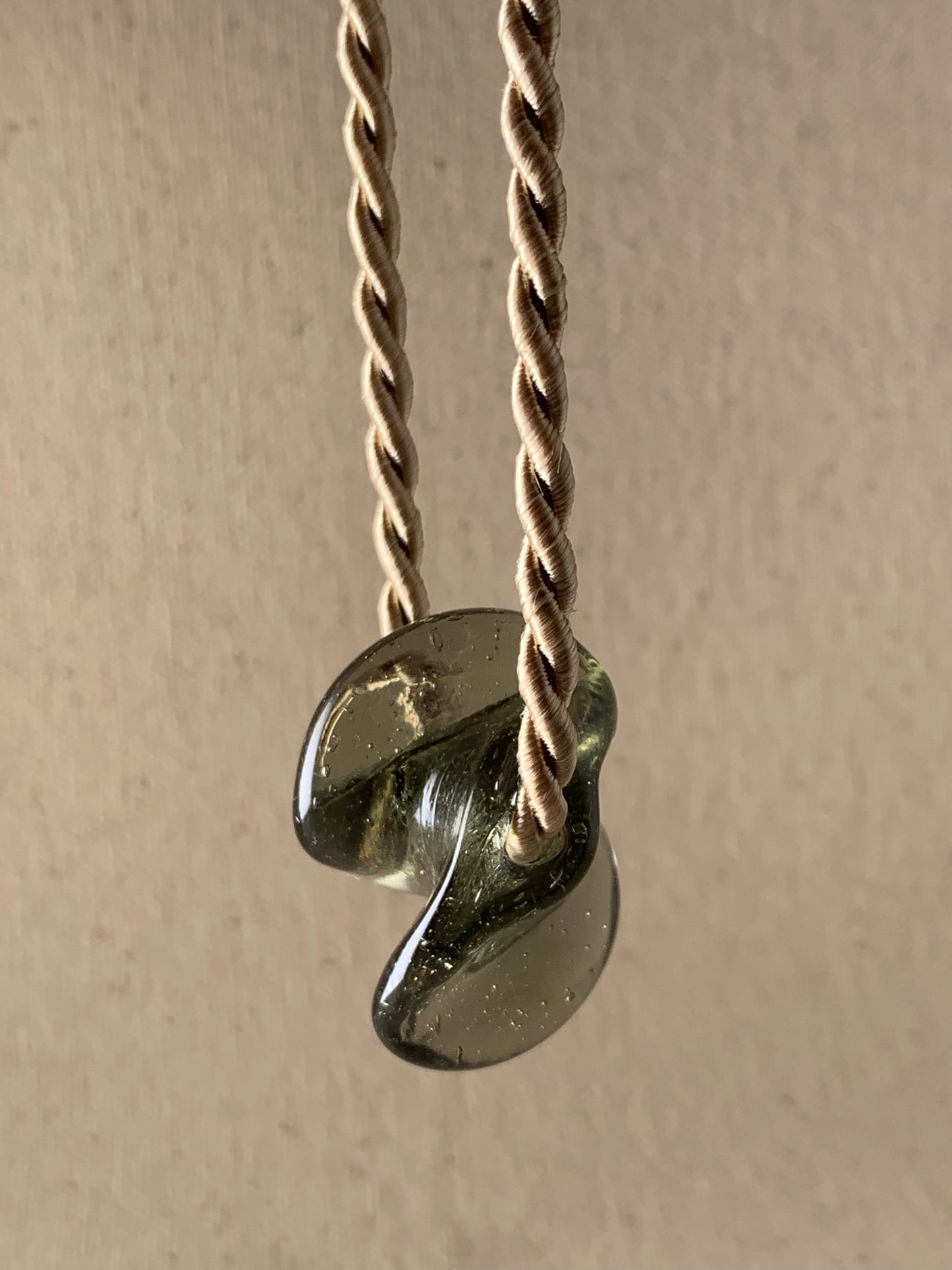 DEVOTEE TWIST NECKLACE, SMOKE