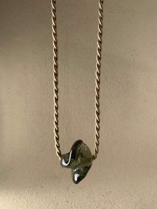 DEVOTEE TWIST NECKLACE, SMOKE