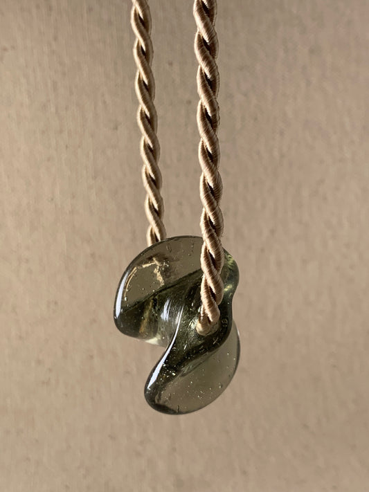 DEVOTEE TWIST NECKLACE, SMOKE